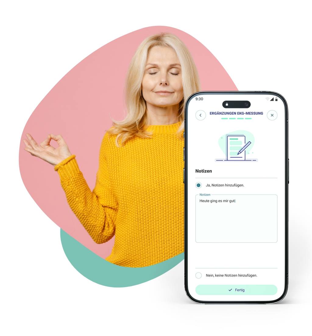Blonde Dame mittleren Alters beim Meditieren. Im Vordergrund ist ein Smartphone zu sehen, auf welchem der Screen für die individuelle Notizsektion zu Einzel-EKG-Messungen in der EKG-seat-App zu sehen ist.