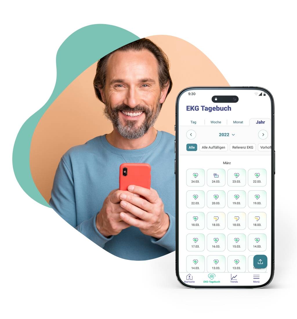 Dunkelhaariger Mann mittleren Alters mit Vollbart lächelt in die Kamera während er sein Smartphone in beiden Händen vor sich hält. Im Vordergrund ist ein Smartphone zu sehen, auf welchem der Screen für das EKG-Tagebuch in der EKG-seat-App zu sehen ist.