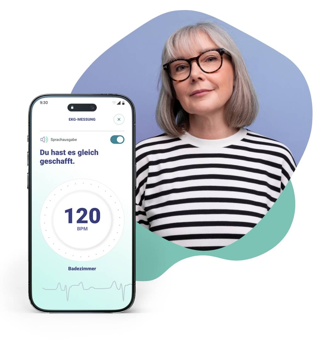 Eine Frau mittleren Alters mit leicht angegrauten Haaren und Brille lächelt freundlich in die Kamera. Im Vordergrund ist ein Smartphone zu sehen, auf welchem der Screen während einer EKG-Messung in der EKG-seat-App zu sehen ist.