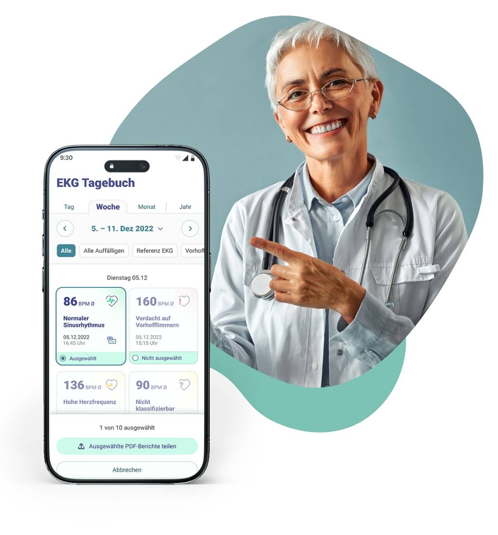 Eine Ärztin im Kittel mit grauen Haaren zeigt auf das im Vordergrund befindliche Smartphone, auf welchem der Screen des EKG-Tagebuchs in der EKG-seat-App zu sehen ist.