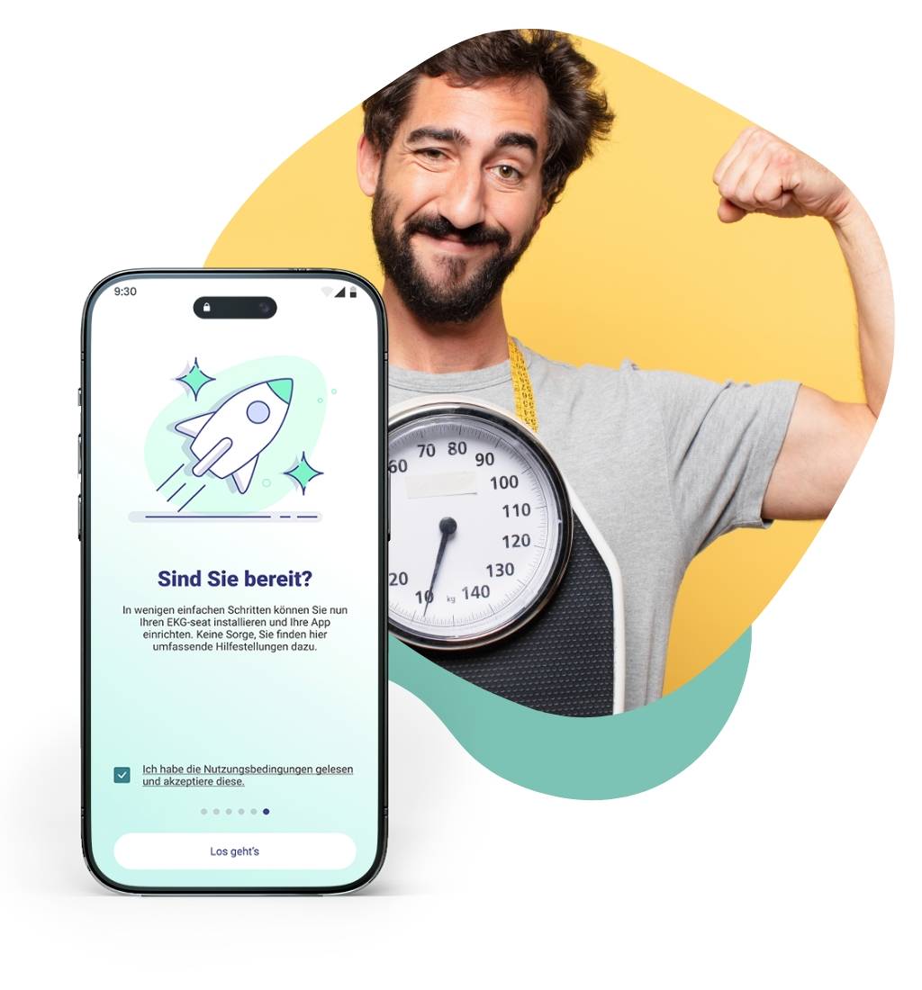 Ein dunkelhaariger Mann mittleren Alters mit Vollbart hält seinen Arm nach oben und spannt dabei seinen Bizeps an. Um seinen Hals hängt eine Waage. Im Vordergrund ist ein Smartphone zu sehen, auf welchem der Start-Screen der EKG-seat-App zu sehen ist.