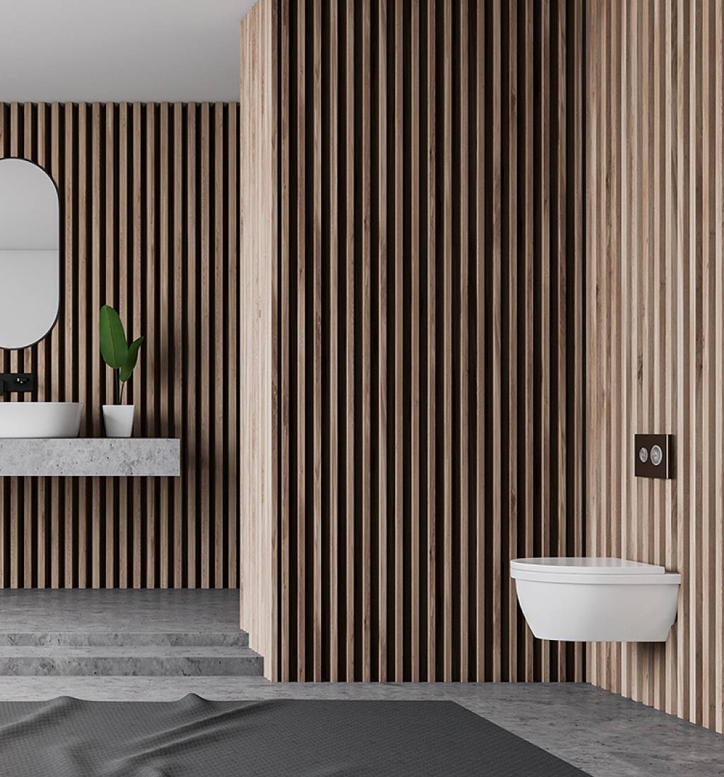 Modern und minimalistisch eingerichtetes Badezimmer mit einer künstlerischen Wandverkleidung aus vertikal angebrachten, dünnen 4-Kant-Hölzern.
