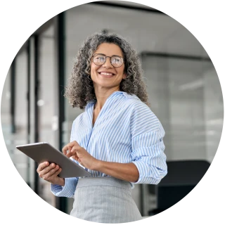 Eine Frau mittleren Alters im Business-Kontext mit Tablet in der Hand